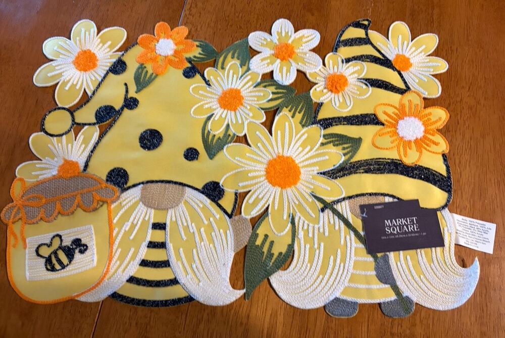 Set Of Four Market Square Gnome And Bee Placemats Kitchen 18 X 13 Place Mats